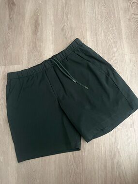 Lululemon men’s shorts above the knee, size XL